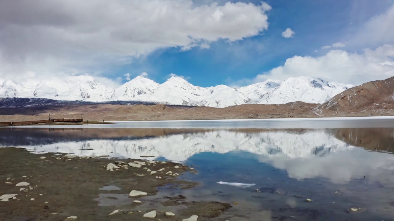 卡拉库里湖，公格尔九别峰，湖面上雪山的倒影视频素材