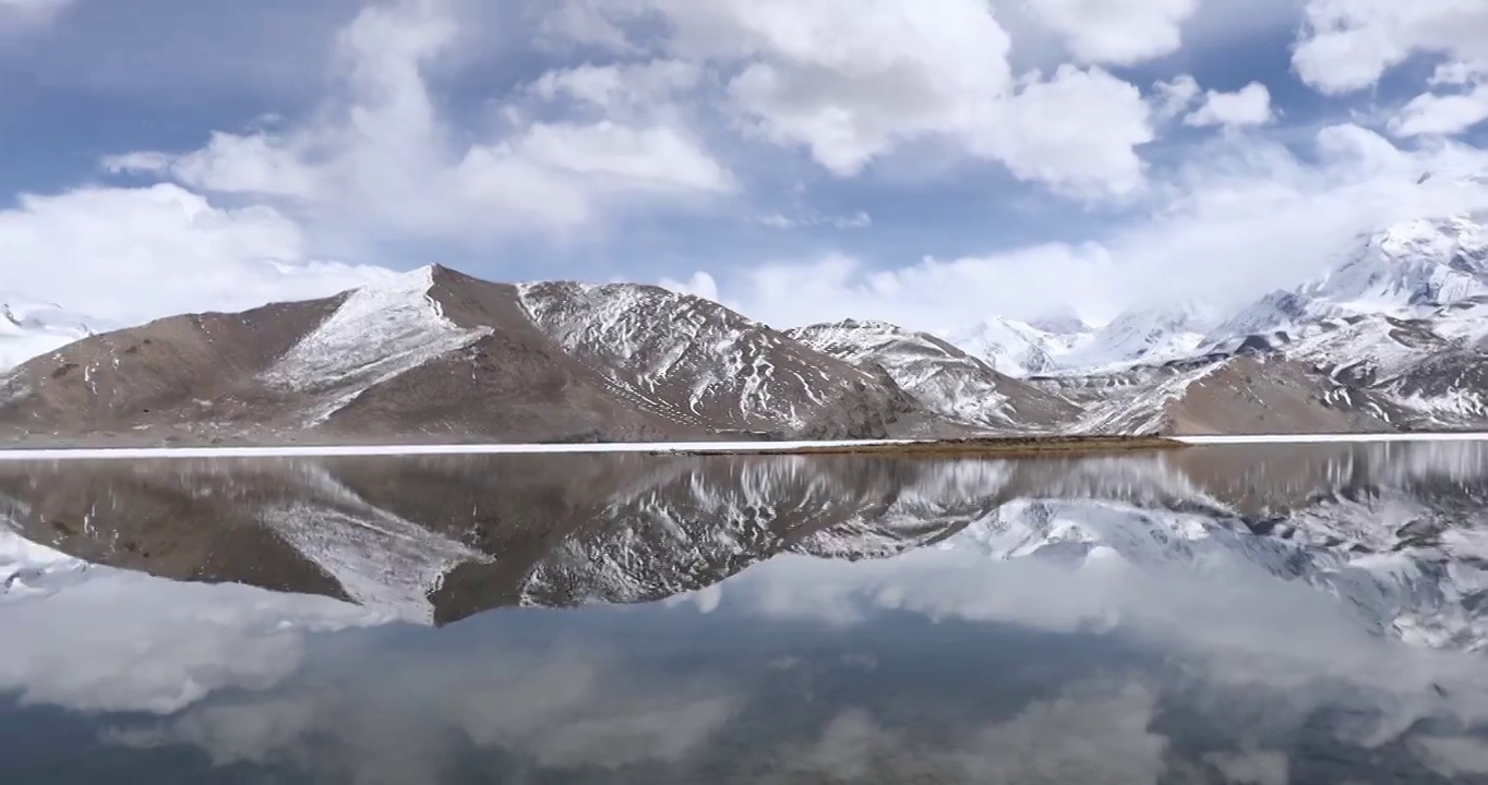 卡拉库里湖，公格尔九别峰，湖面上雪山的倒影视频素材