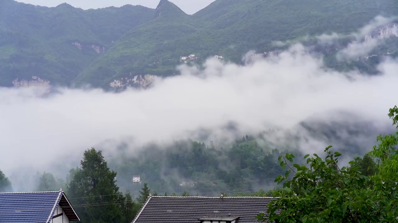 贵州遵义，延时拍摄，云雾缭绕的山脉移动视频素材