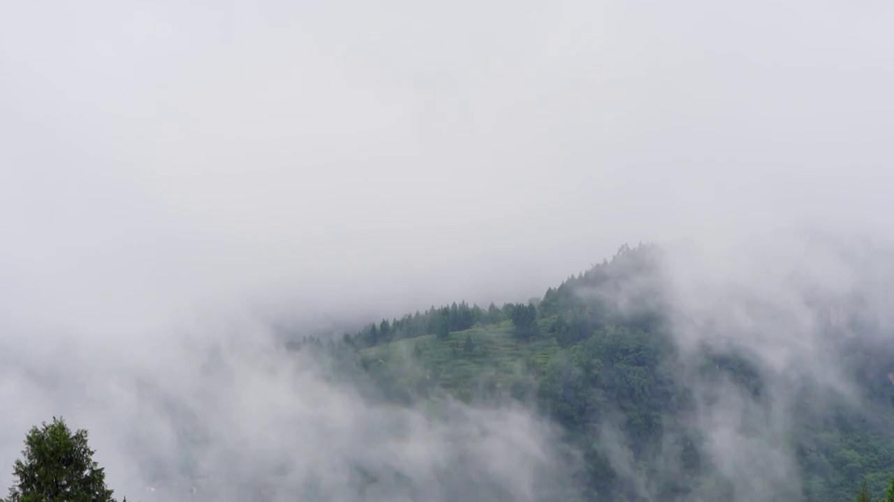 贵州遵义，延时拍摄，云雾缭绕的山脉移动视频素材