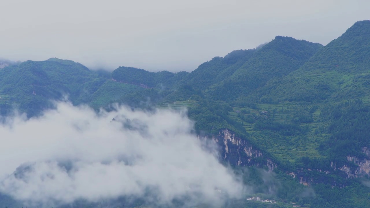 贵州遵义，延时拍摄，云雾缭绕的山脉移动视频素材