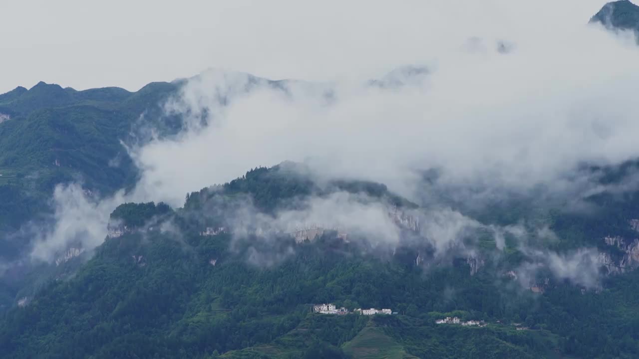 贵州遵义，延时拍摄，云雾缭绕的山脉移动视频素材