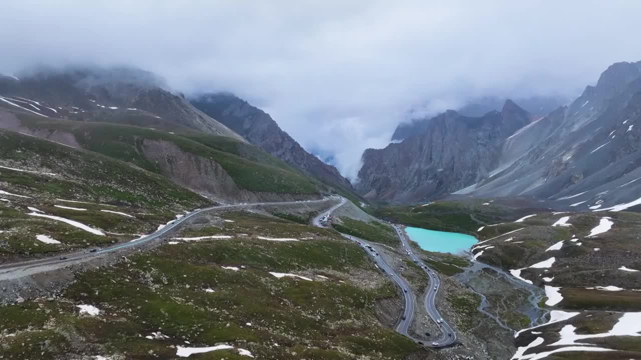 独库公路上的高山融湖，新疆伊犁尼勒克县视频素材