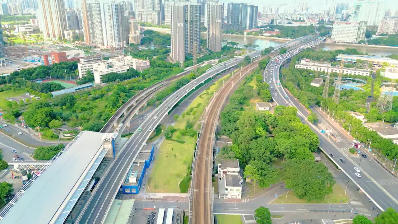 城际列车地铁轻轨月台站点交通枢纽高速铁道轨道电气化列车路桥城市之间有轨电车轨道运输系统铁路日落风光视频素材