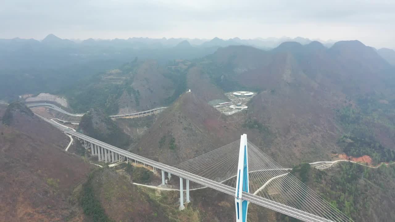 4K航拍贵州平塘特大桥及天空之桥服务区视频素材