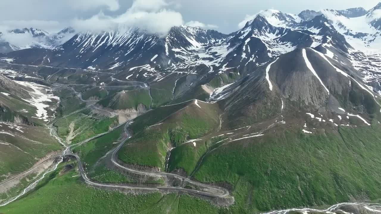 独库公路雪山峡谷公路视频素材