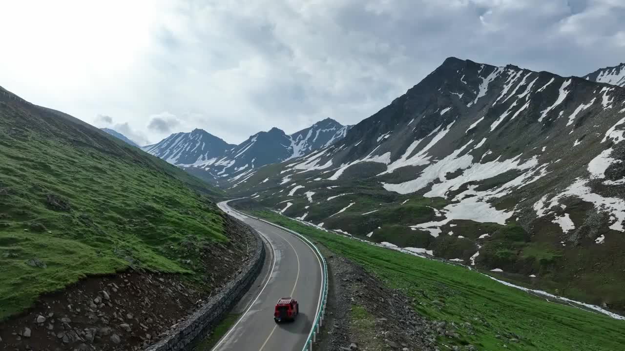 独库公路雪山峡谷公路视频素材