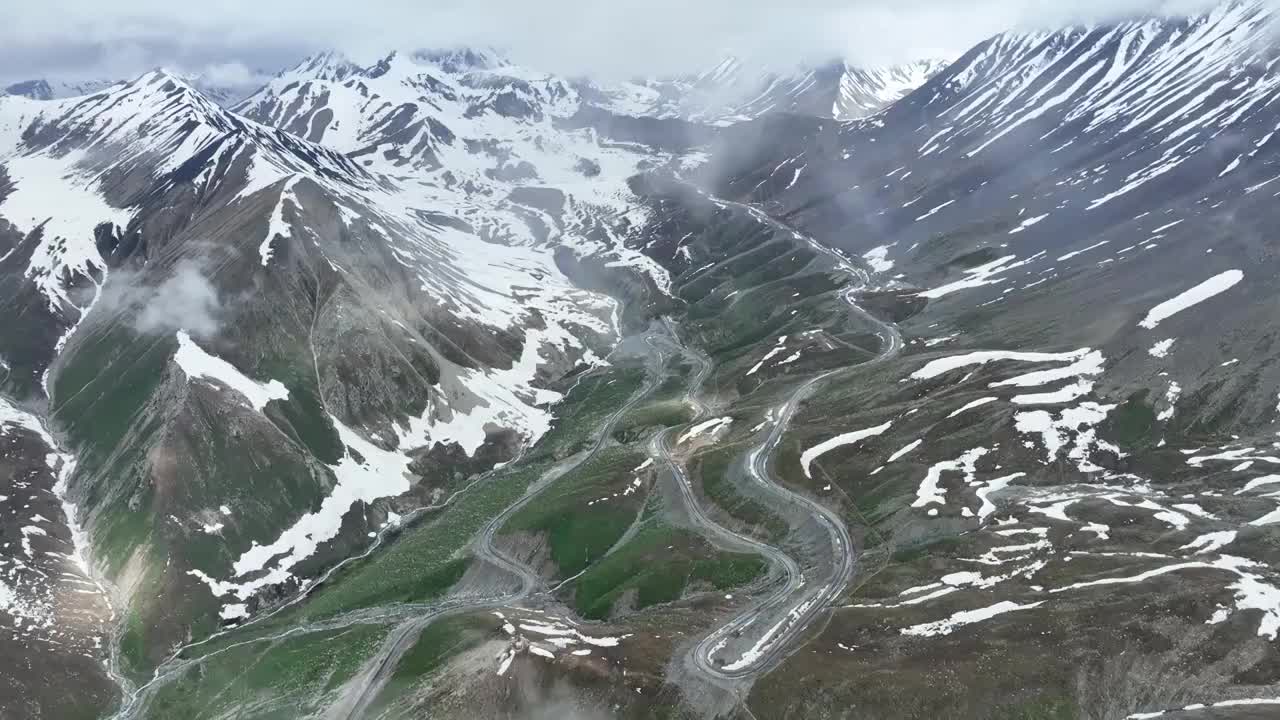 独库公路雪山峡谷公路视频素材