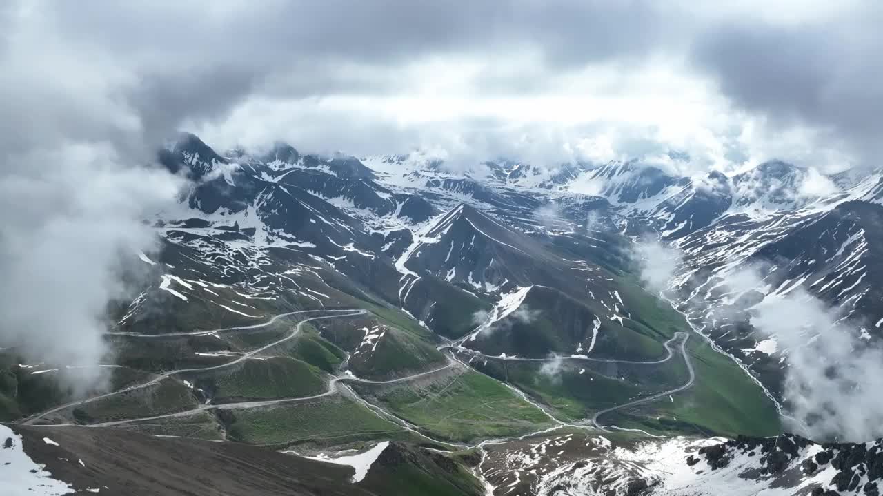 独库公路雪山峡谷公路视频素材