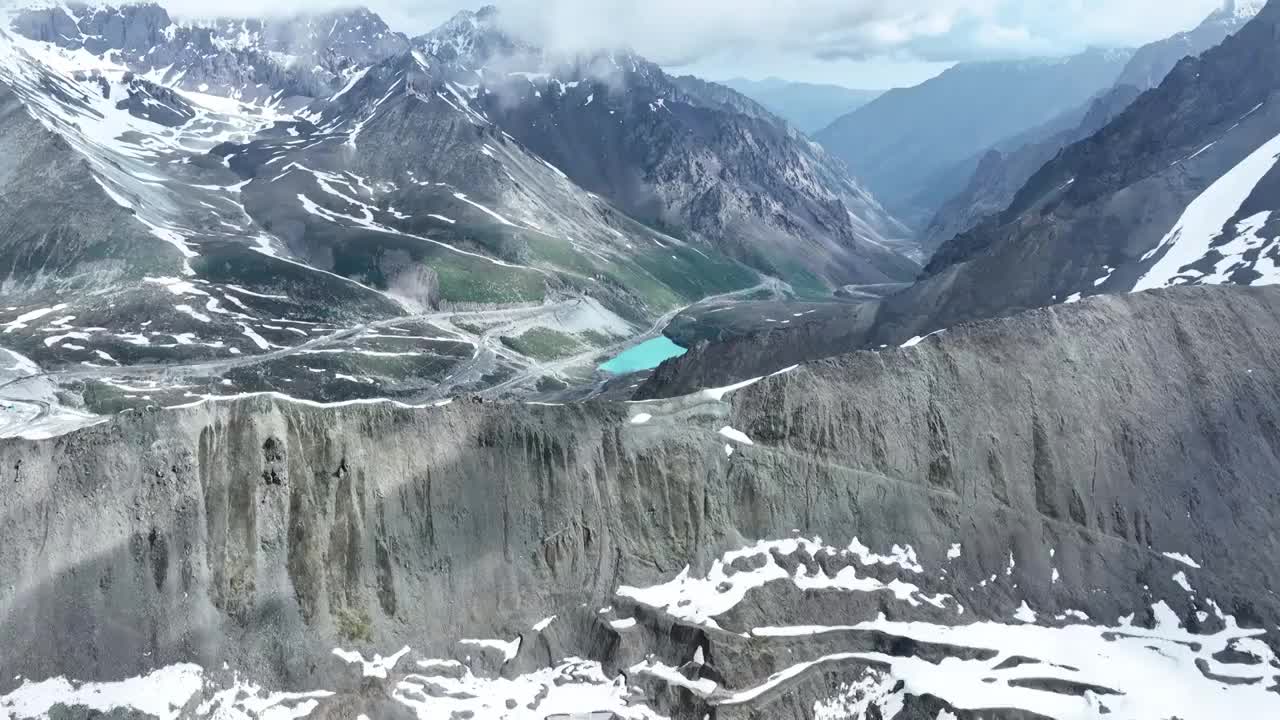 独库公路雪山峡谷公路视频素材