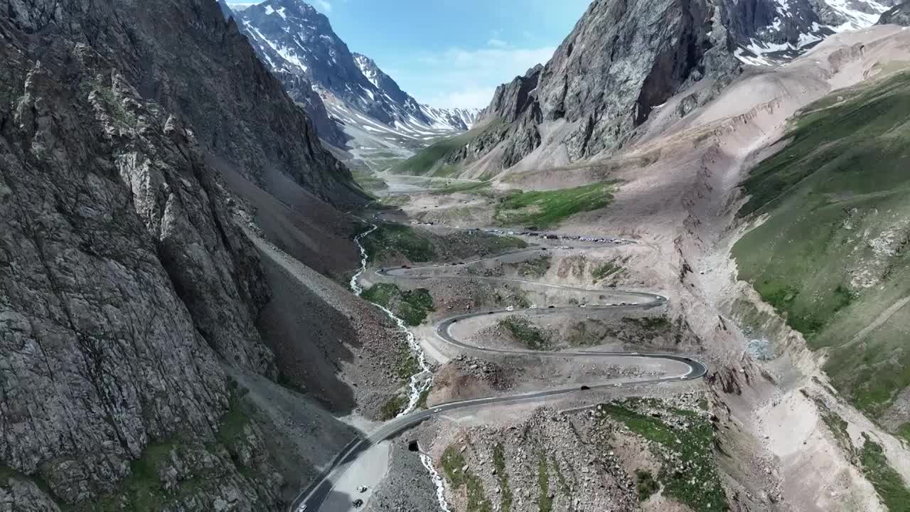 独库公路雪山峡谷公路视频素材