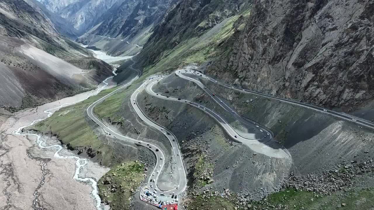 独库公路雪山峡谷公路视频素材