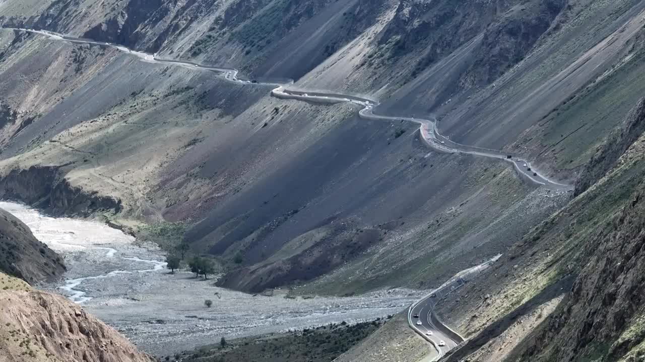 独库公路雪山峡谷公路视频素材