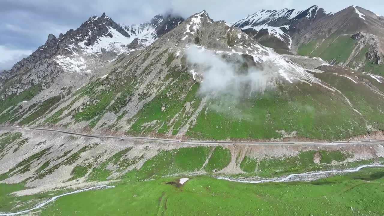 独库公路雪山峡谷公路视频素材