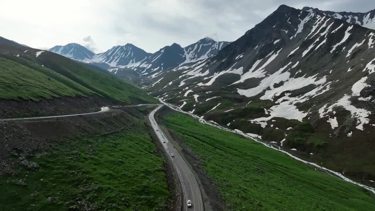 独库公路雪山峡谷公路视频素材