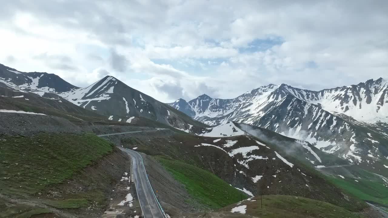 独库公路雪山峡谷公路视频素材