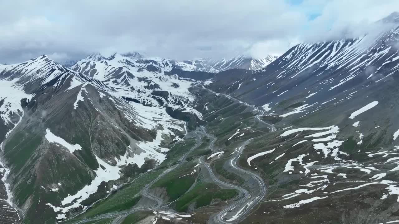 独库公路雪山峡谷公路视频素材