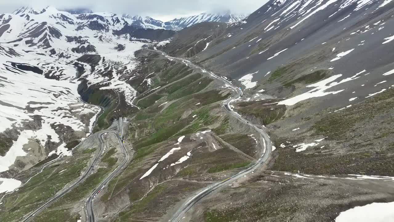 独库公路雪山峡谷公路视频素材