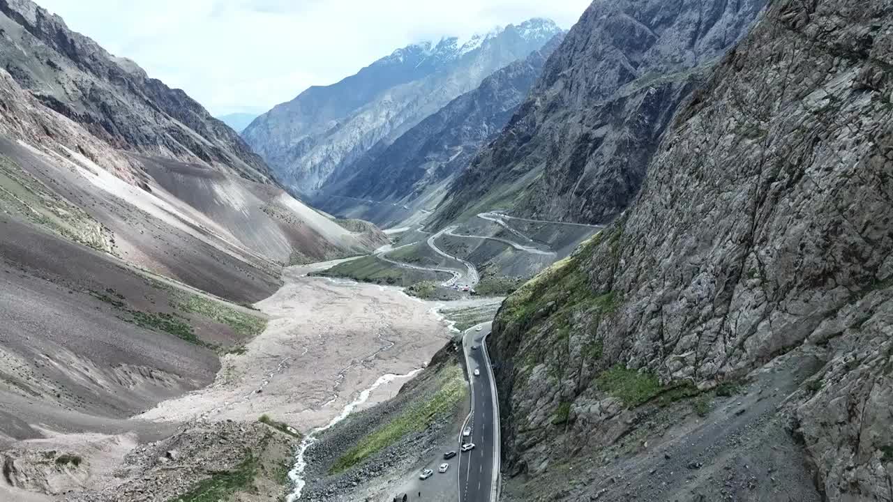 独库公路雪山峡谷公路视频素材