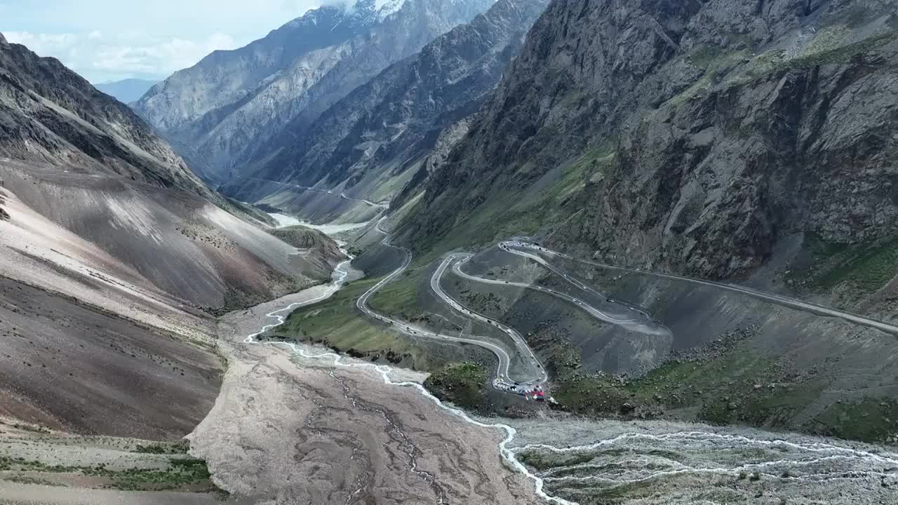 独库公路雪山峡谷公路视频素材