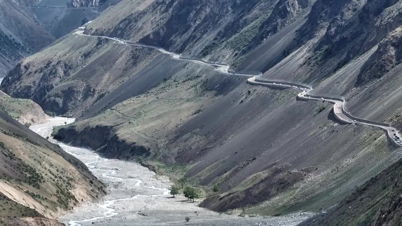 独库公路雪山峡谷公路视频素材