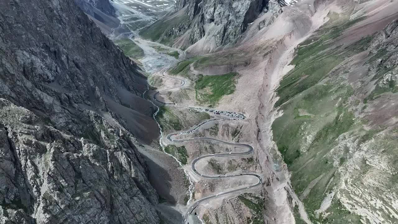 独库公路雪山峡谷公路视频素材