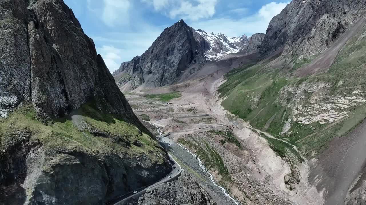 独库公路雪山峡谷公路视频素材