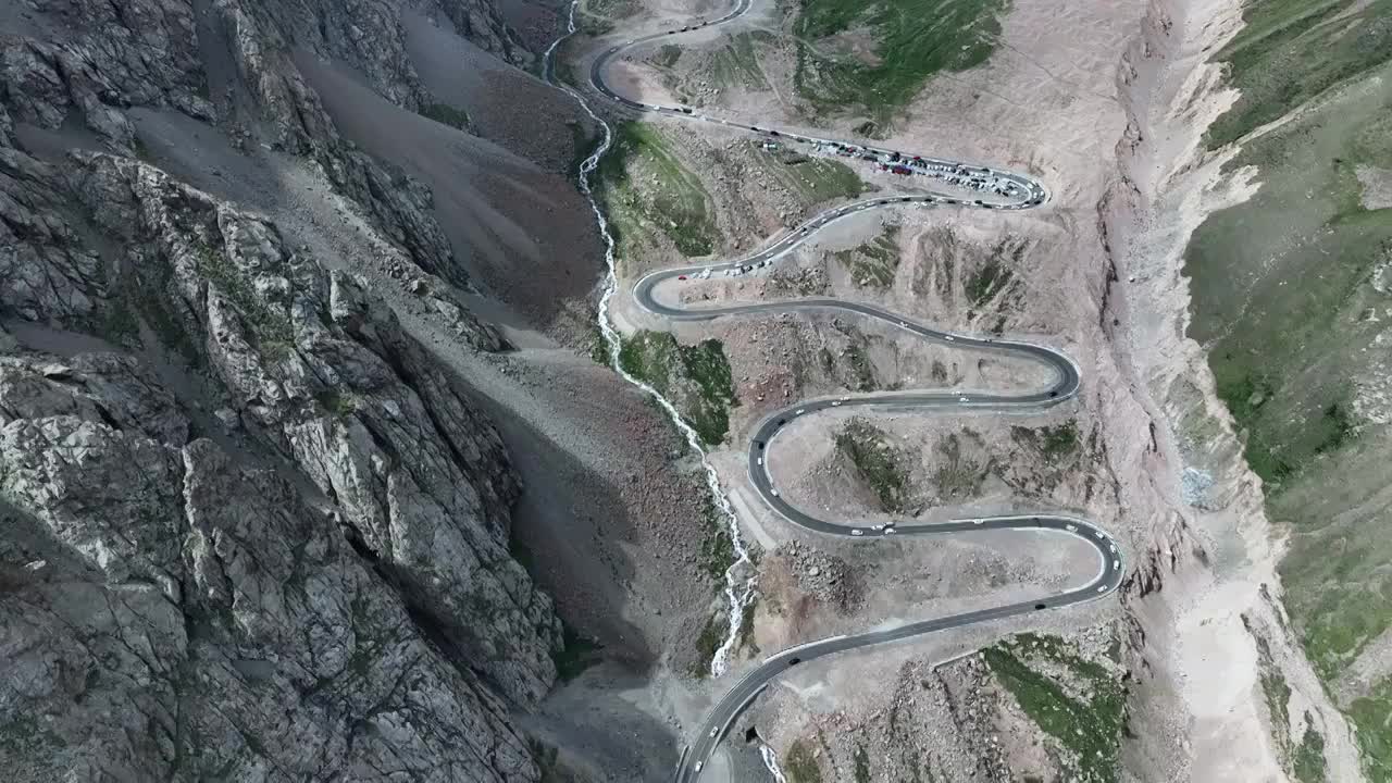 独库公路雪山峡谷公路视频素材