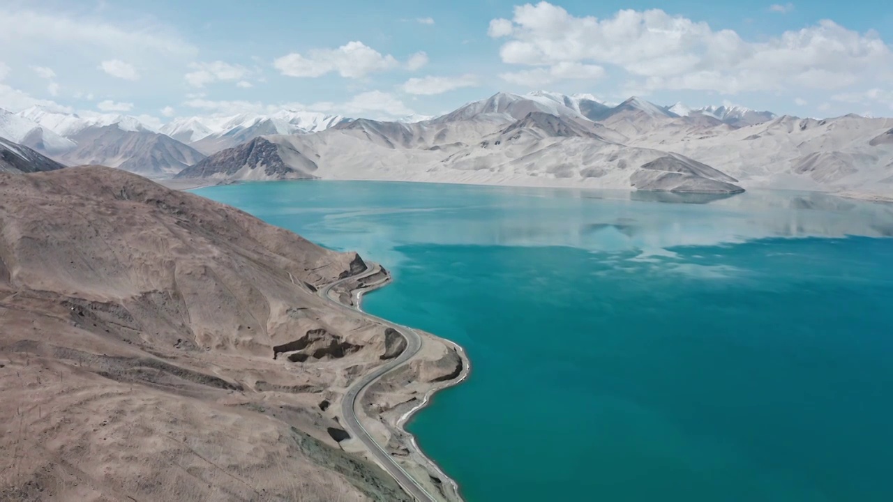 南疆白沙湖，蓝色的湖水，湖水与公路视频素材