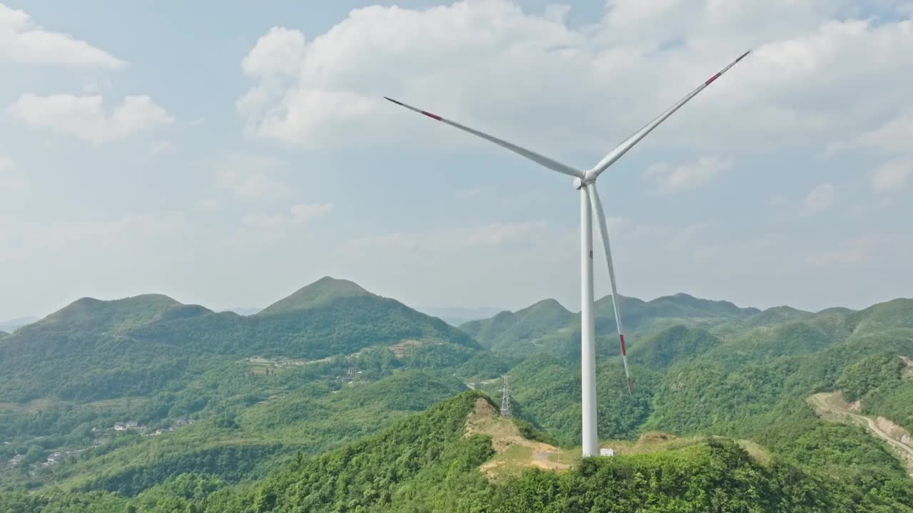 4K航拍遵义高山风力发电机视频下载