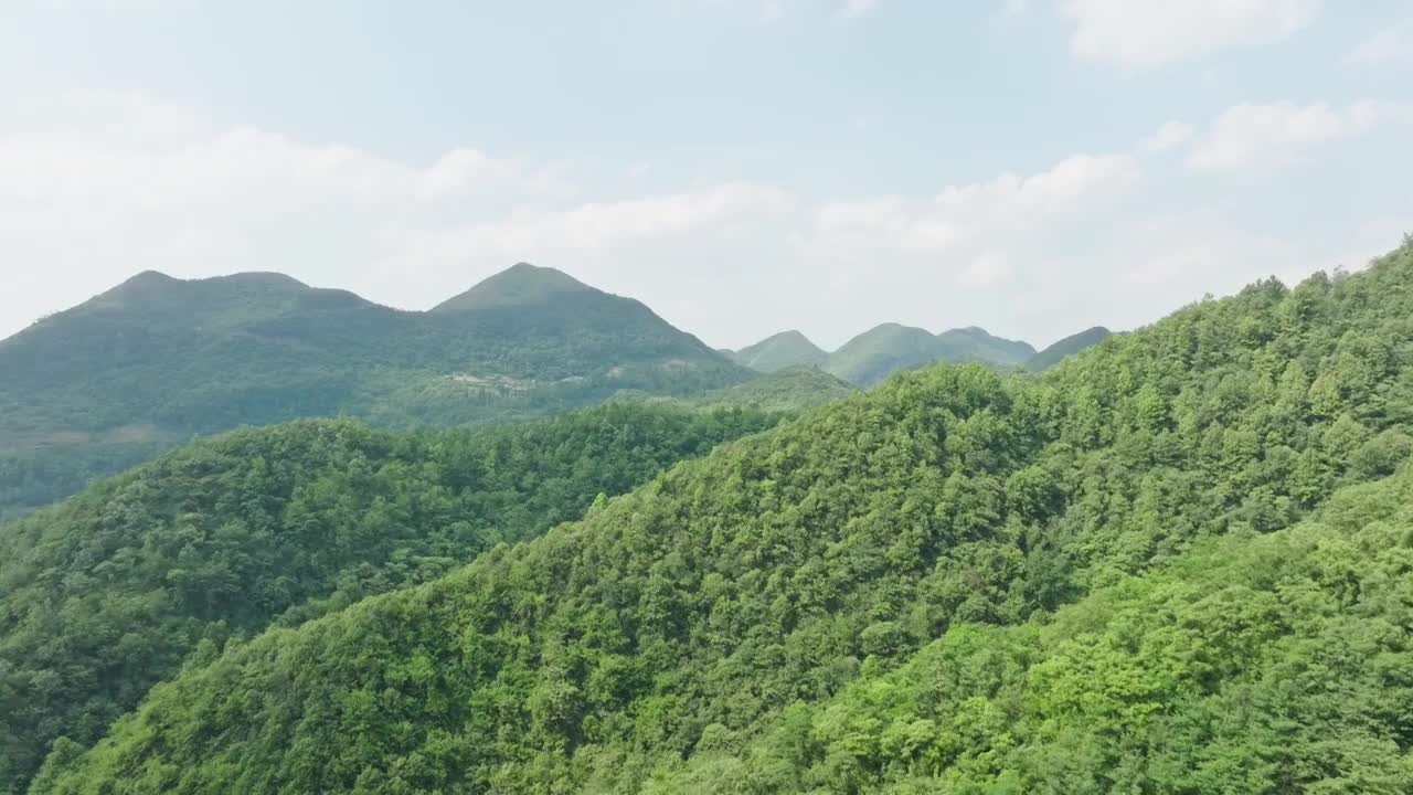 4K航拍遵义高山风力发电机视频素材