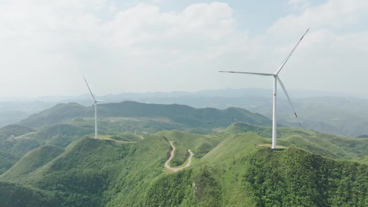 4K航拍遵义高山风力发电机视频素材