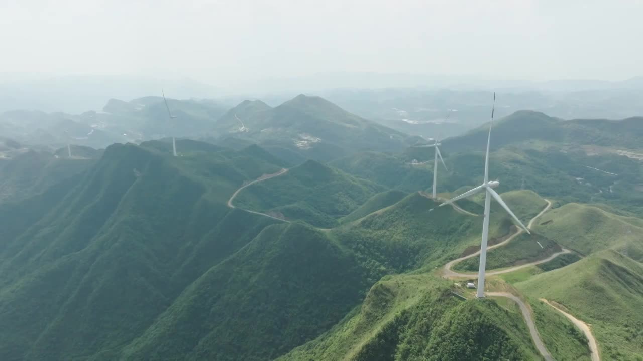 4K航拍遵义高山风力发电机视频素材