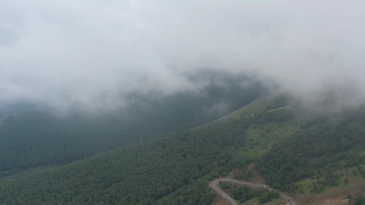 航拍赤峰市克什克腾旗热阿线大兴安岭黄岗梁山谷云雾视频素材