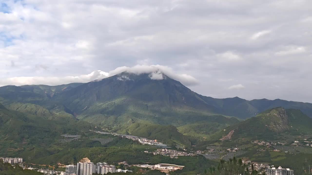 云南兰坪县城全景雪邦山延时视频视频素材