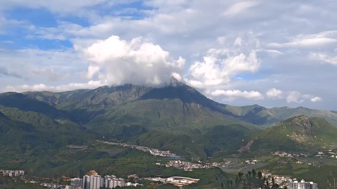 云南兰坪县城全景雪邦山延时视频视频素材