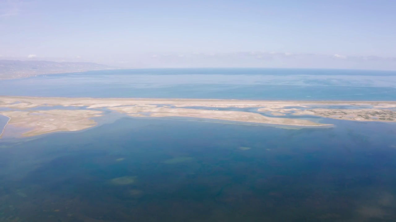 航拍青海省青海湖与湖东洱海视频素材