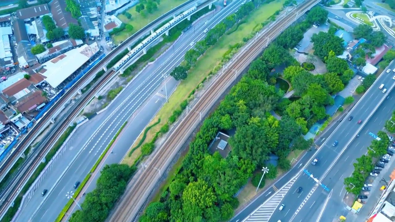 城际列车地铁轻轨月台站点交通枢纽高速铁道轨道电气化列车路桥城市之间有轨电车轨道运输系统铁路日落风光视频素材