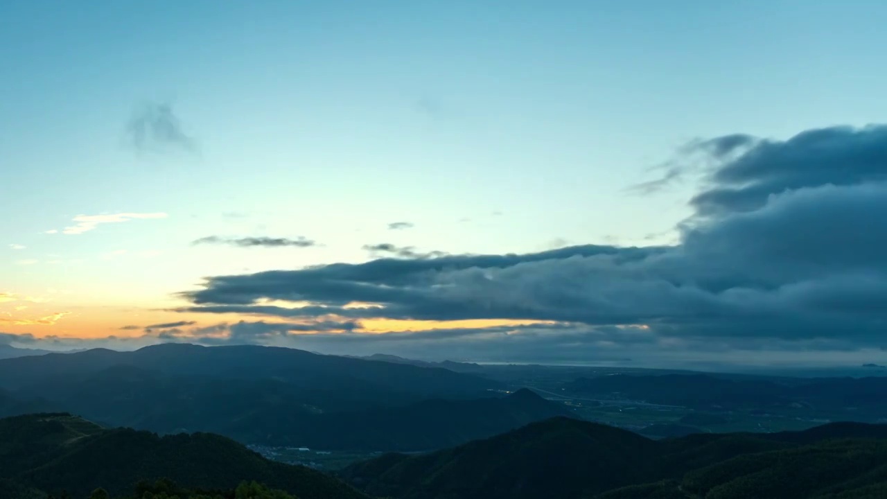 远眺山景日出光影变化延时摄影 自然景观空镜头视频下载