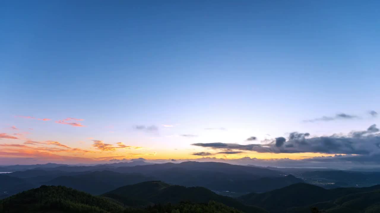 远眺山景日出光影变化延时摄影 自然景观空镜头视频素材