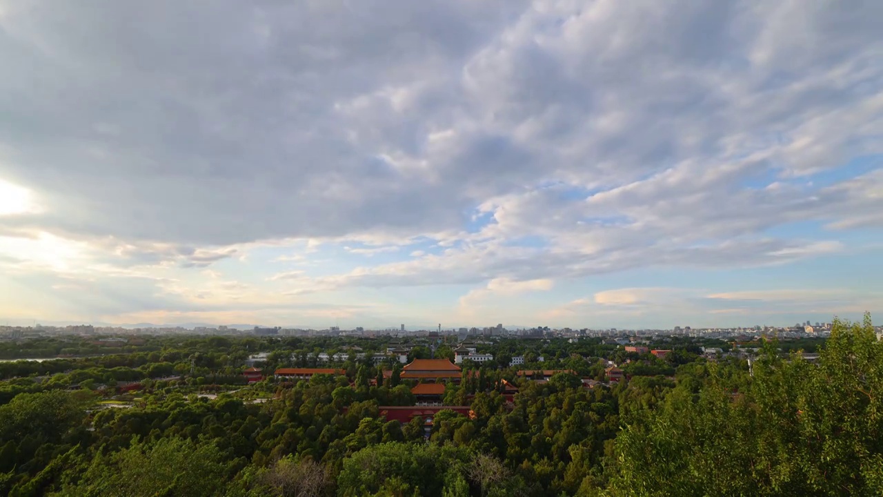 傍晚日落多云天气云隙光下景山公园远眺北京中轴线城市风光延时视频素材