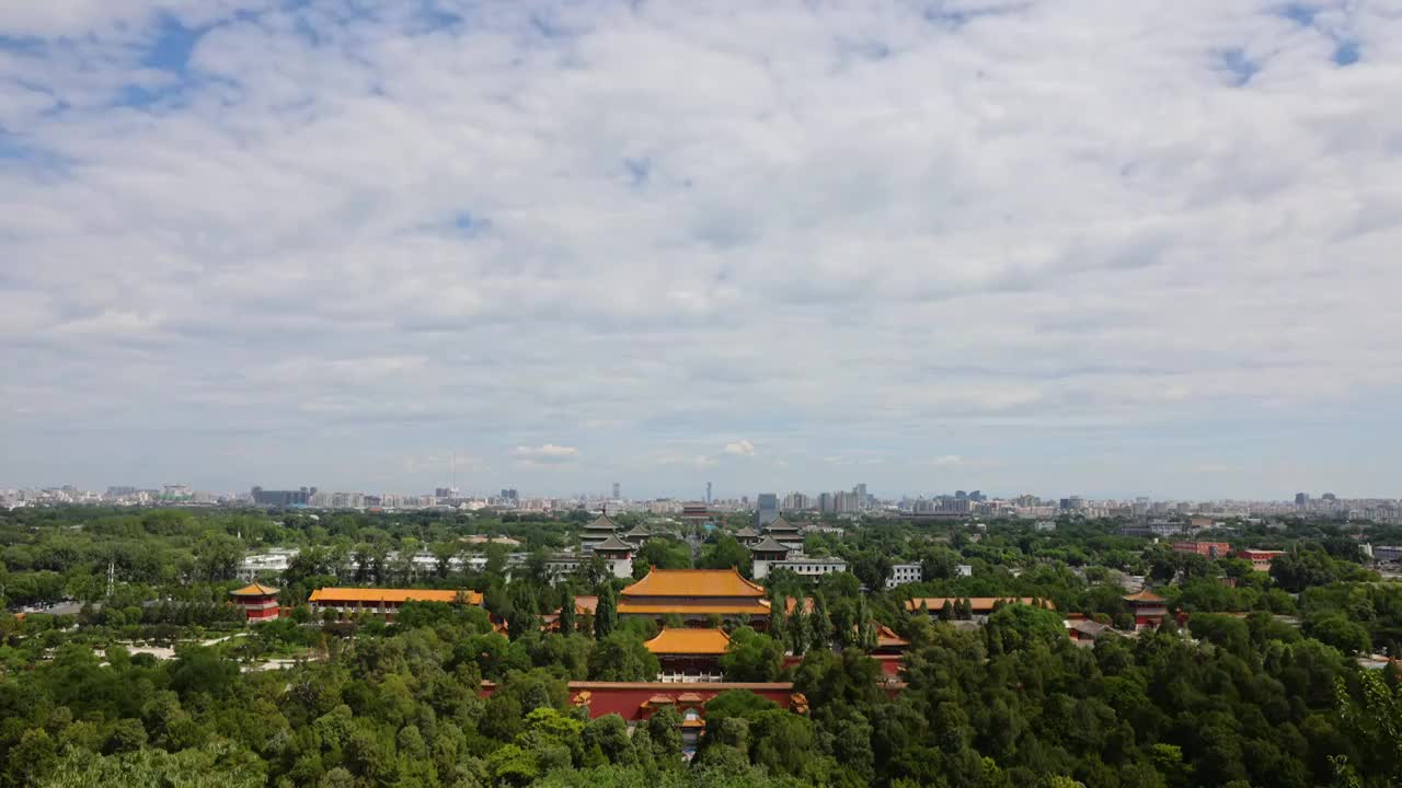 夏天多云天气北京景山公园高视角俯瞰中轴线城市天际线城市风光延时视频素材