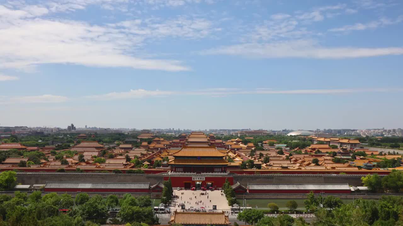 夏天景山公园高视角俯瞰北京故宫博物院城市风光延时视频素材