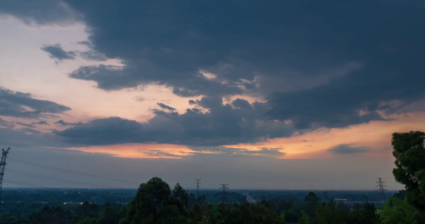 成都牧马山上看地平线的夕阳视频素材