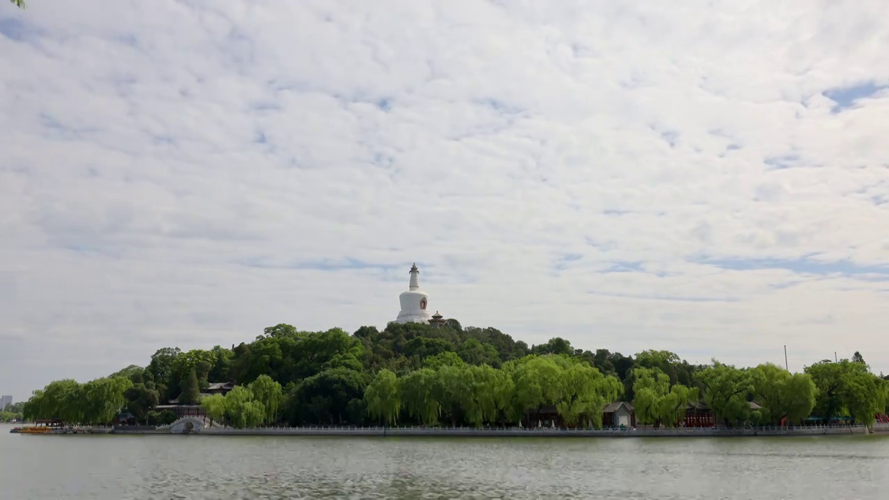 夏天多云天气北京北海公园白塔城市风光古建筑延时视频素材