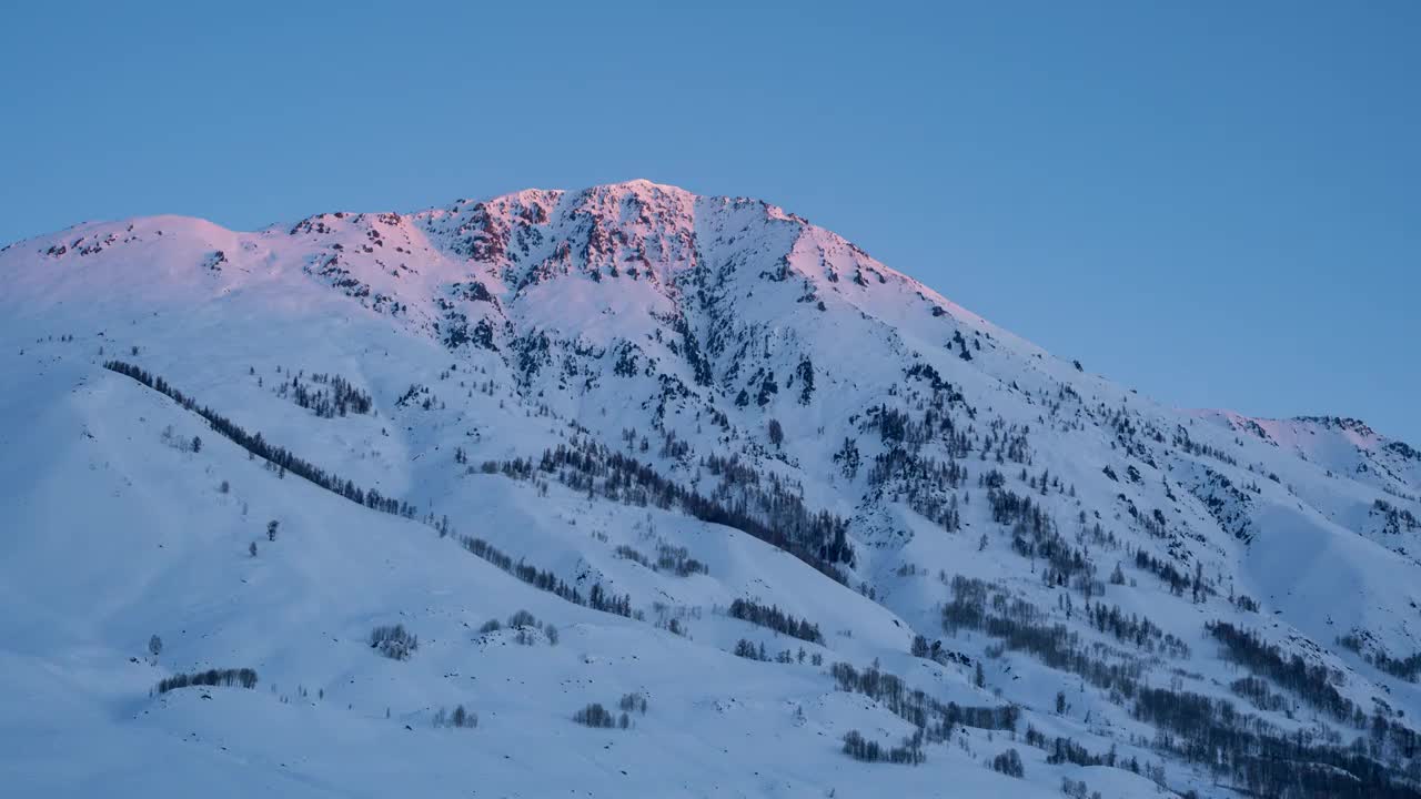 新疆 禾木 观景台 雪山 延时 日照金山视频素材