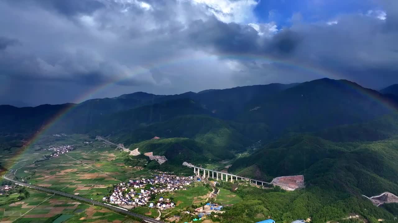 航拍乡村绿色稻田视频素材