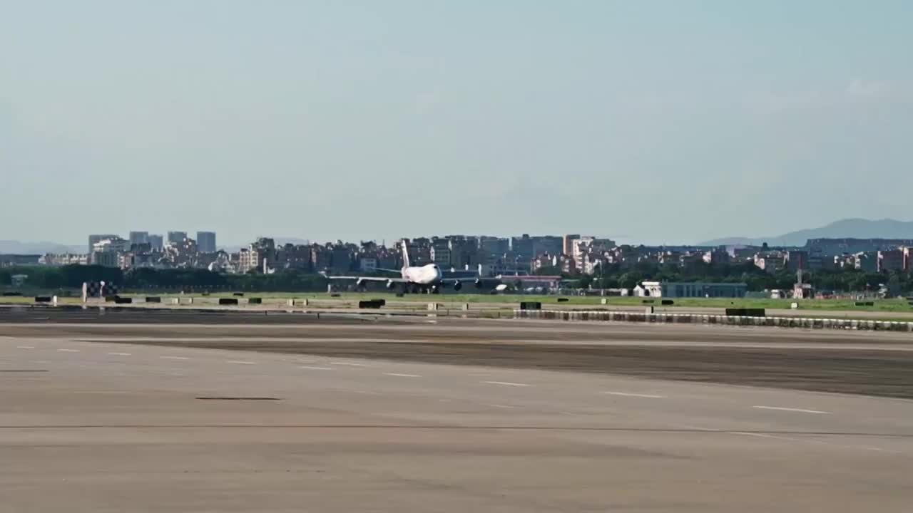 顺丰航空货运飞机腾空起飞促进物流供应链畅通助力经济发展视频下载