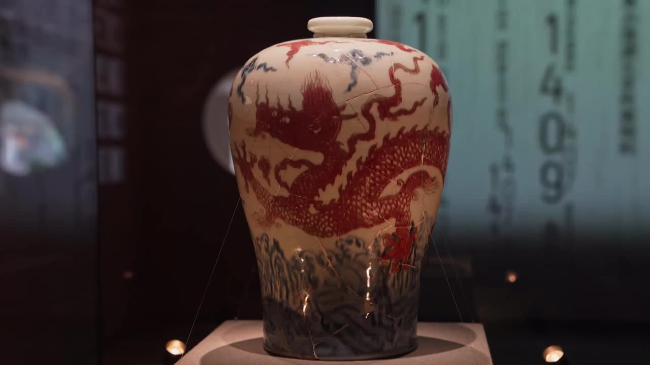 青花釉里红云龙纹梅瓶 明 永乐（1403-1424）景德镇御窑博物院藏视频素材