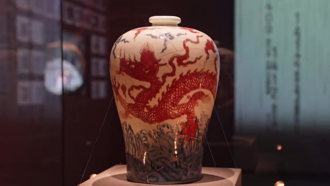 青花釉里红云龙纹梅瓶 明 永乐（1403-1424）景德镇御窑博物院藏视频素材